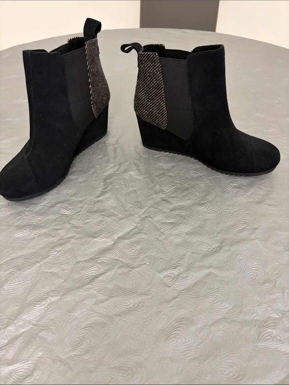 Toms Black Suede Wedge Ankle Boots
Size 8M